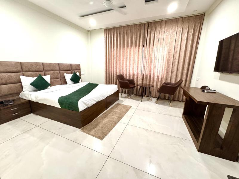 Hotel Prism Grand Zirakpur Exteriér fotografie