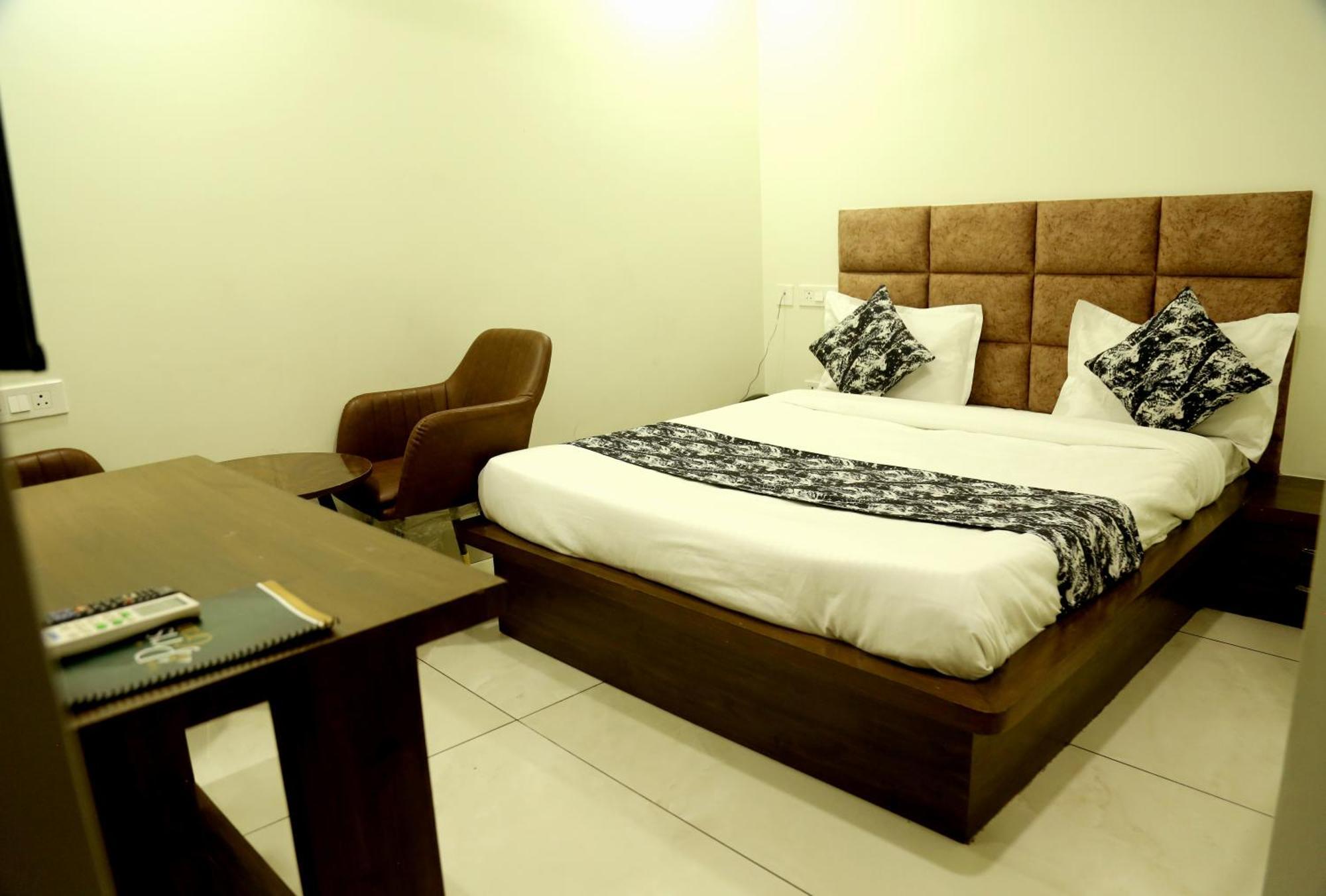 Hotel Prism Grand Zirakpur Exteriér fotografie